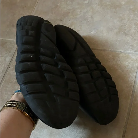 Nike Boys Black Slip-On Athletic Shoes 7Y - Picture 3 of 4